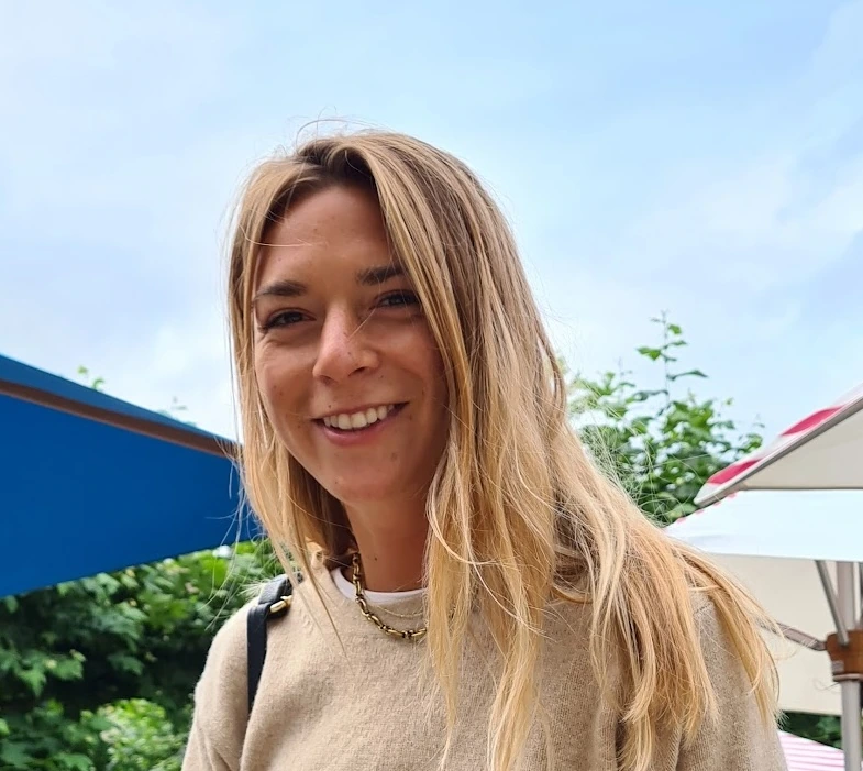 Tara souriante, photographiée en extérieur